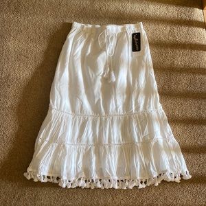 Super cute long white cotton skirt. Great for vacation or summer!